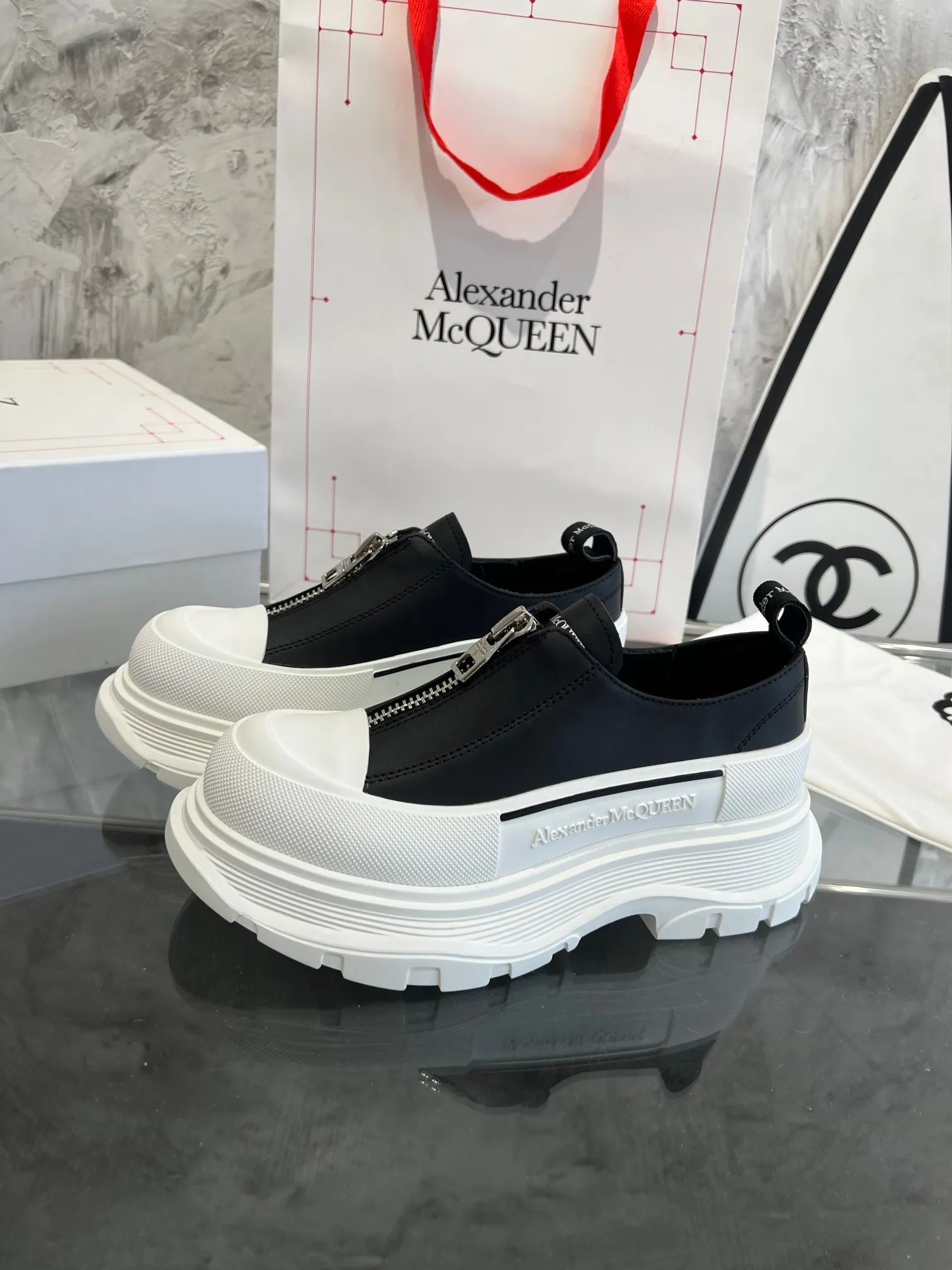 👟👟Ex-factory price 560👟👟 Women's shoes, women's clothing, men's size +10 Mc Queen, always in stock [Rose] McQueen [Rose] Dad shoes [Rose] ss early spring first release‼ ️‼ ️The latest Milan Fashion Week T-stage catwalk model, the unique and personalized design is very classy on the feet, and the round toe design allows the toes to be completely released. I spent a lot of money to buy multiple pairs of the originals and dismantled them and made replicas. Many celebrities such as Guli Nazha, Wu Lei, and Internet celebrity bloggers have endorsed Xiaohongshu’s popular products, and the products are sold out at the counters! Fabric: Imported cowhide fabric Lining: Imported silk sheepskin Foot: Imported silk sheepskin Size: 35-40 for women and 40-44 for men Packing: Original full set of packaging Outsole: 5 cm higher, top original version